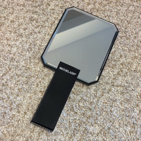 New! Moxielash Handheld Mirror - Picture 1 of 3